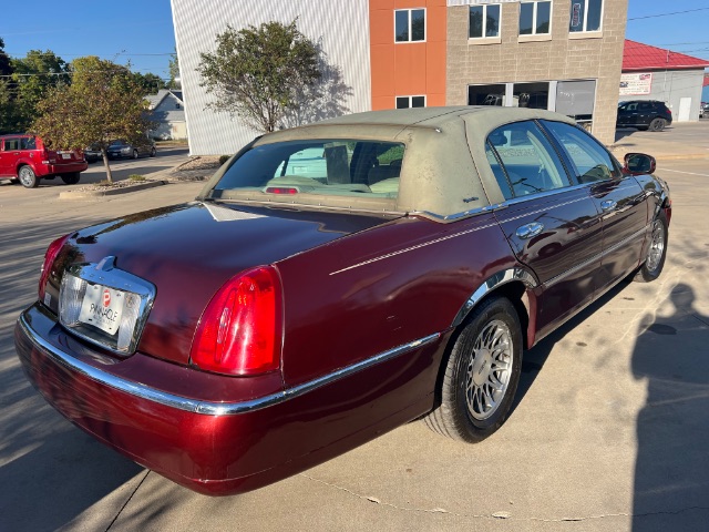 2002 Lincoln Town Car Signature