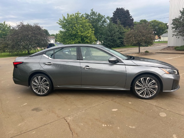 2023 Nissan Altima SL FWD